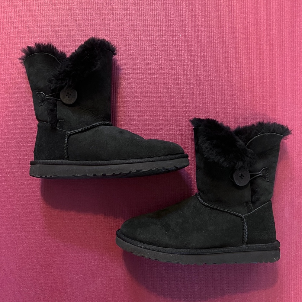 UGG Women's Bailey Button II Boot, women’s size 7M, black